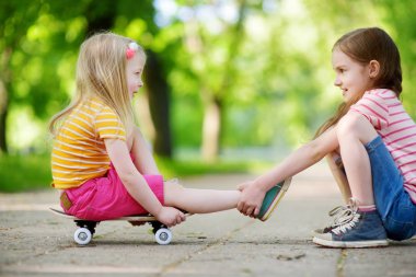 Kızlar kaykay için öğrenme 