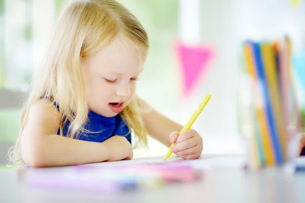 Дівчина малює барвистими олівцями — стокове фото