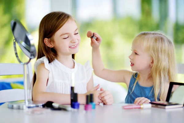 Irmãs aplicando maquiagem — Fotografia de Stock