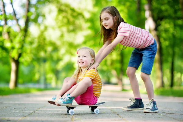 Flickor lär sig att skateboard — Stockfoto