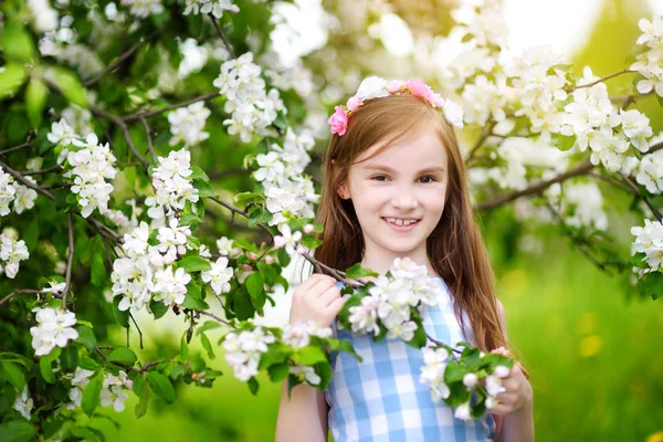 盛开的苹果花园里的女孩 — 图库照片