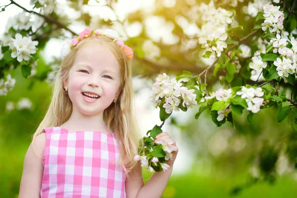 開花のリンゴ園の少女 — ストック写真