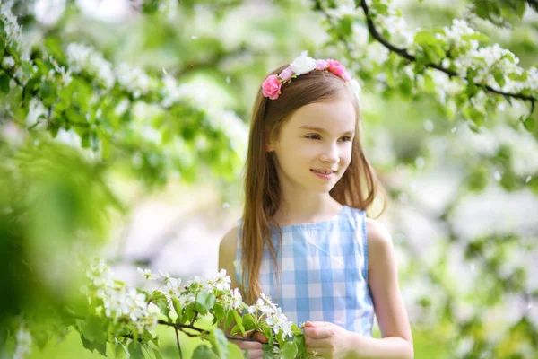 Menina no jardim de maçã florescendo — Fotografia de Stock