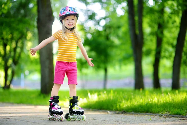 Girl learning to roller skate — Stock Photo, Image