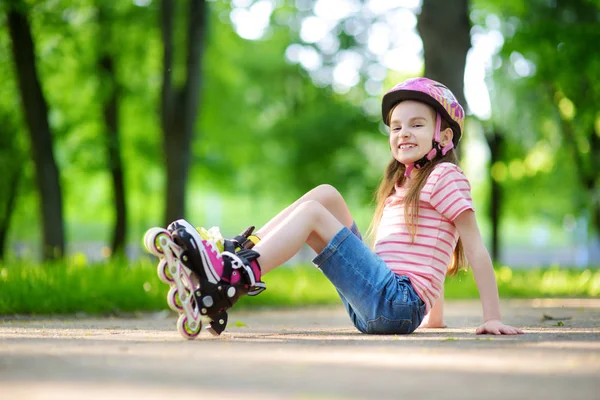 Girl learning to roller skate — Stock Photo, Image