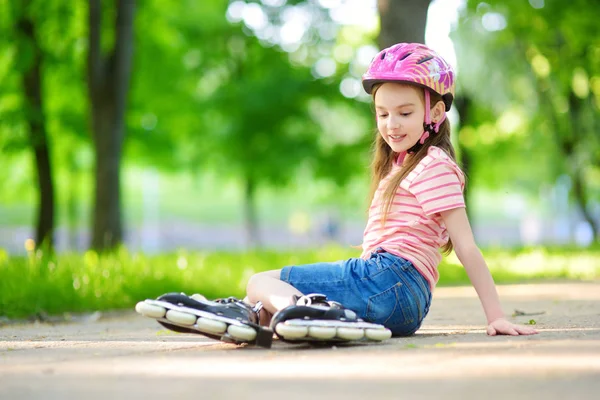 Mädchen lernt Rollschuhlaufen — Stockfoto