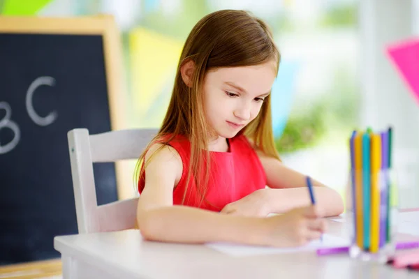Kız ile renkli kalemler çizim — Stok fotoğraf