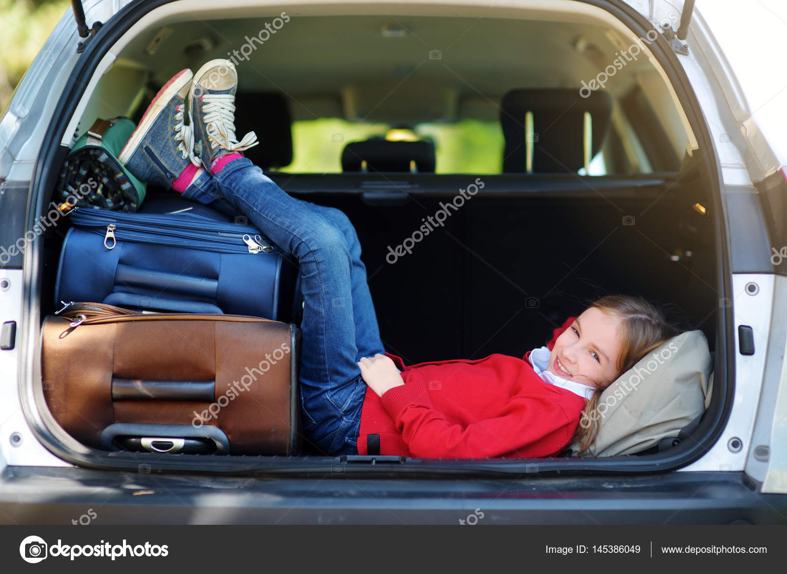 неисправный автомобиль. чемодан машина. спать в автомобиле. спящий ребенок ночью. комфорт в автомобиле.