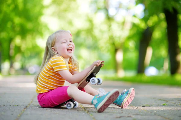 Girl learning to skateboard — Stock Photo, Image