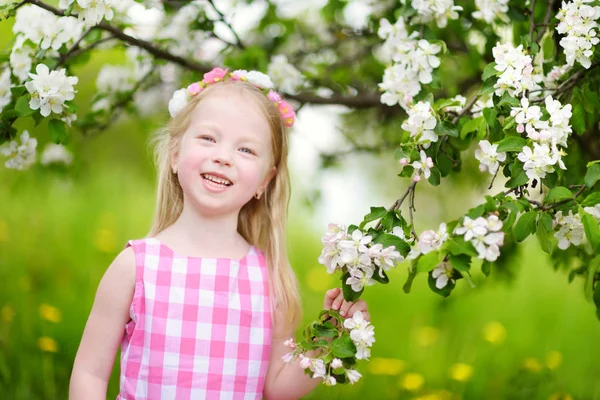 Mädchen im blühenden Apfelgarten — Stockfoto