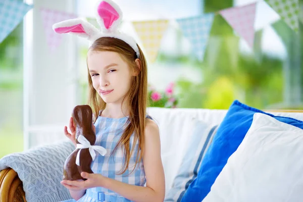 Chica usando orejas de conejo — Foto de Stock