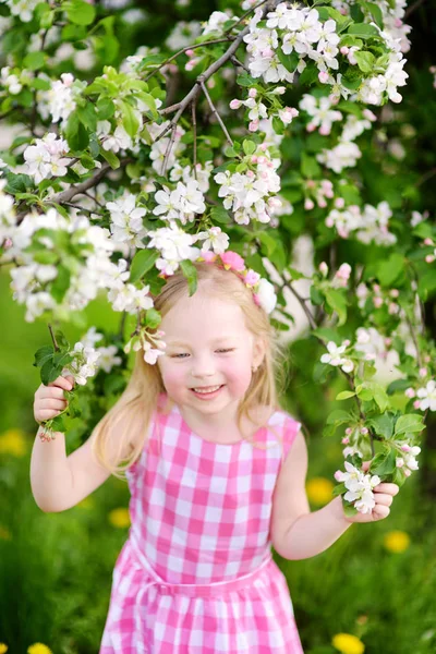 Fille en fleurs jardin de pommes — Photo