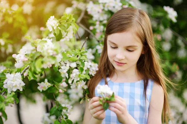 Meisje in de bloeiende tuin van apple — Stockfoto