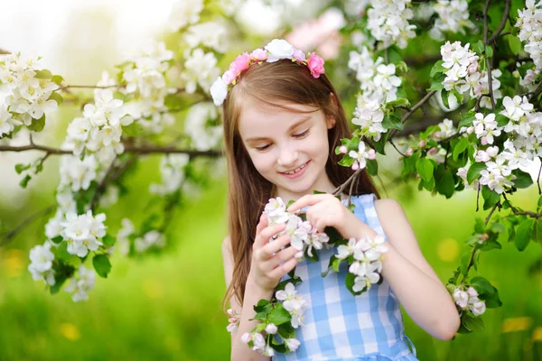 開花のリンゴ園の少女 — ストック写真