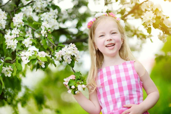 Девушка в цветущем яблоневом саду — стоковое фото