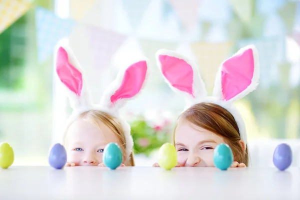 Hermanas jugando a la caza de huevos — Foto de Stock