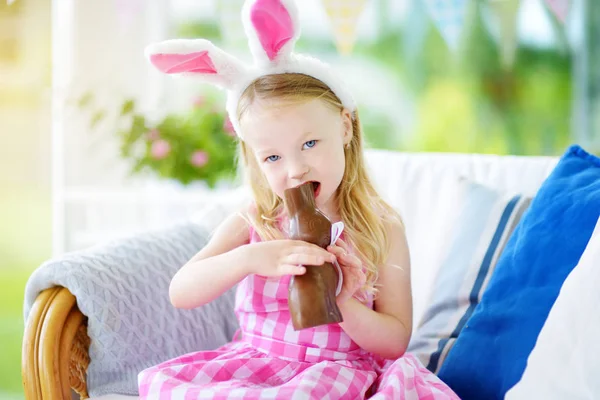 Dívka, která nosí uši zajíček — Stock fotografie