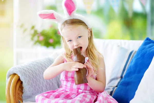 Meisje dragen bunny oren — Stockfoto