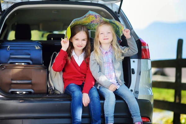 Enfants en voiture examinant la carte — Photo