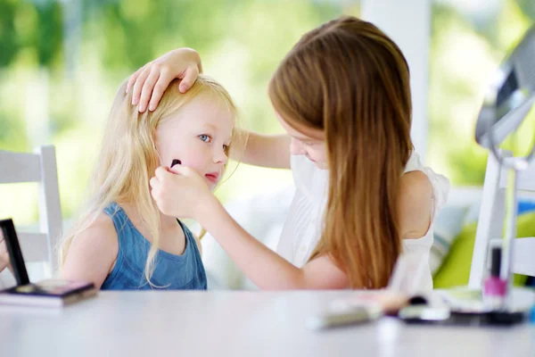 Hermanas aplicando maquillaje — Foto de Stock