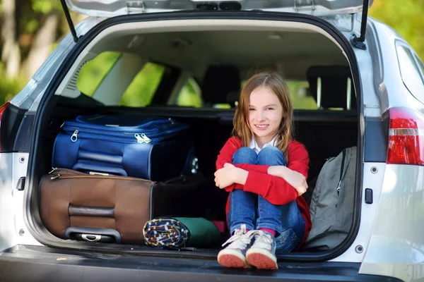 Jongen in auto vóór reis ontspannen — Stockfoto