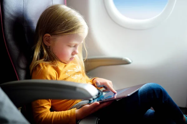 Bambino che utilizza tablet digitale — Foto Stock