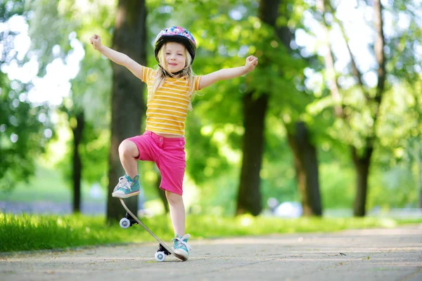 Meisje leren skateboard — Stockfoto