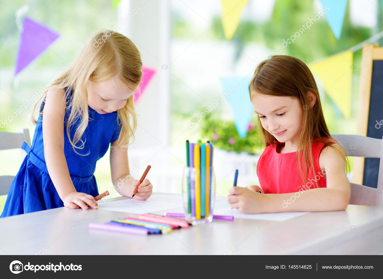 Due piccole sorelle sveglie disegno con matite colorate in asilo nido Bambini creativi pittura insieme Ragazze che fanno i piti a casa — Foto di