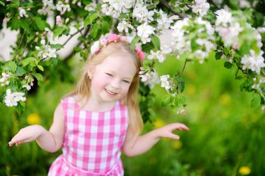 Kız çiçek açan elma bahçesinde 