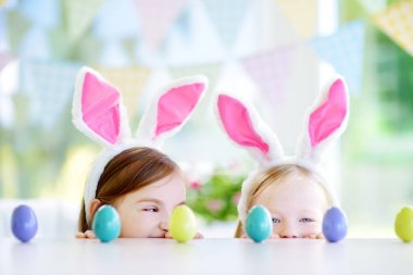 Yumurtası avı oynayan kız