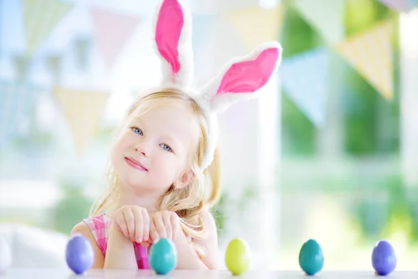 Meisje dragen bunny oren — Stockfoto