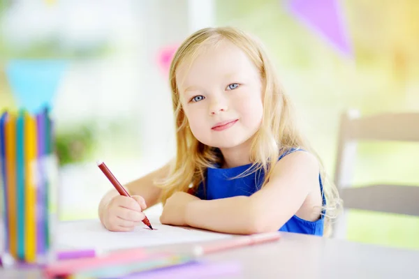 Chica dibujo con lápices de colores — Foto de Stock