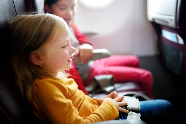 Дети сидят у окна самолета — стоковое фото