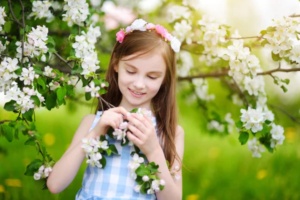Κορίτσι στον ανθισμένο κήπο μήλο — Φωτογραφία Αρχείου