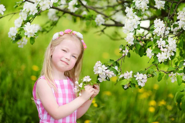 Meisje in de bloeiende tuin van apple — Stockfoto