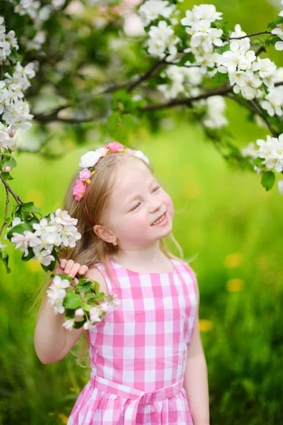 Flicka i blommande apple trädgård — Stockfoto