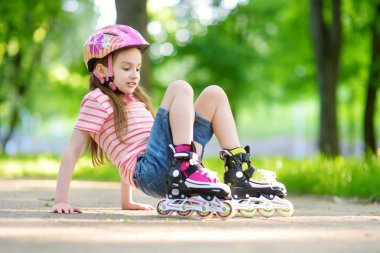 Sevimli küçük kız paten için öğrenme