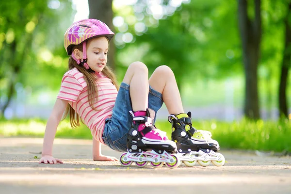 かわいい女の子がローラー スケートを学ぶ — ストック写真