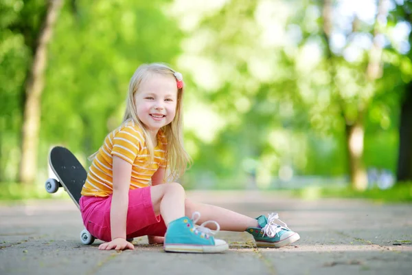 Bella bambina imparare a skateboard — Foto Stock