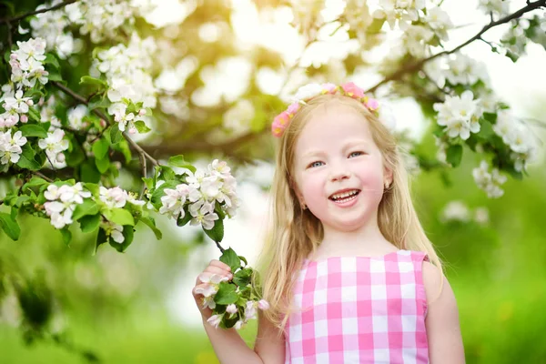 Rozkošná holčička v kvetoucí jabloň — Stock fotografie