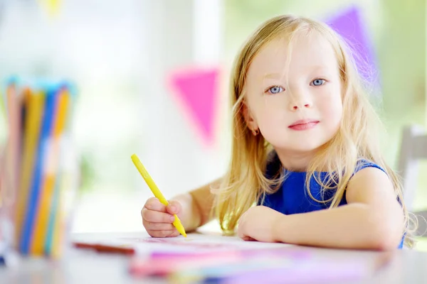 Χαριτωμένο κοριτσάκι σχεδίαση με πολύχρωμα μολύβια — Φωτογραφία Αρχείου