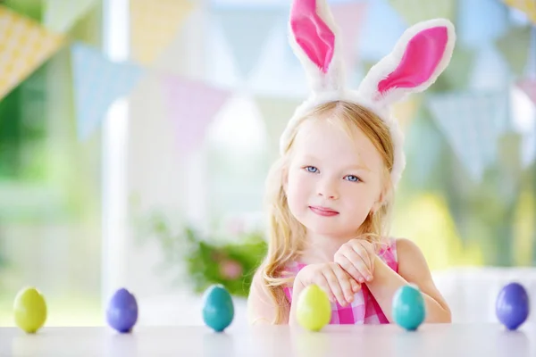 Linda niña usando orejas de conejo — Foto de Stock