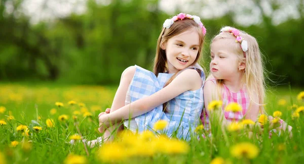 Bedårande små flickor bär kransar — Stockfoto