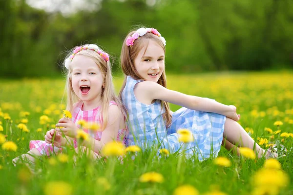 Чарівні маленькі дівчата в вінках — стокове фото