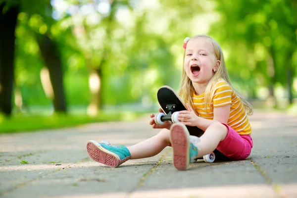 Bella bambina imparare a skateboard — Foto Stock