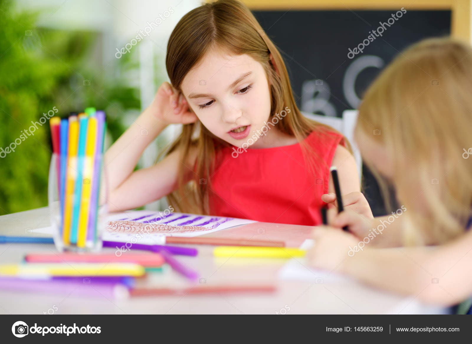 Due piccole sorelle sveglie disegno con matite colorate a un asilo nido Bambini creativi pittura insieme Ragazze che fanno i piti a casa — Foto di