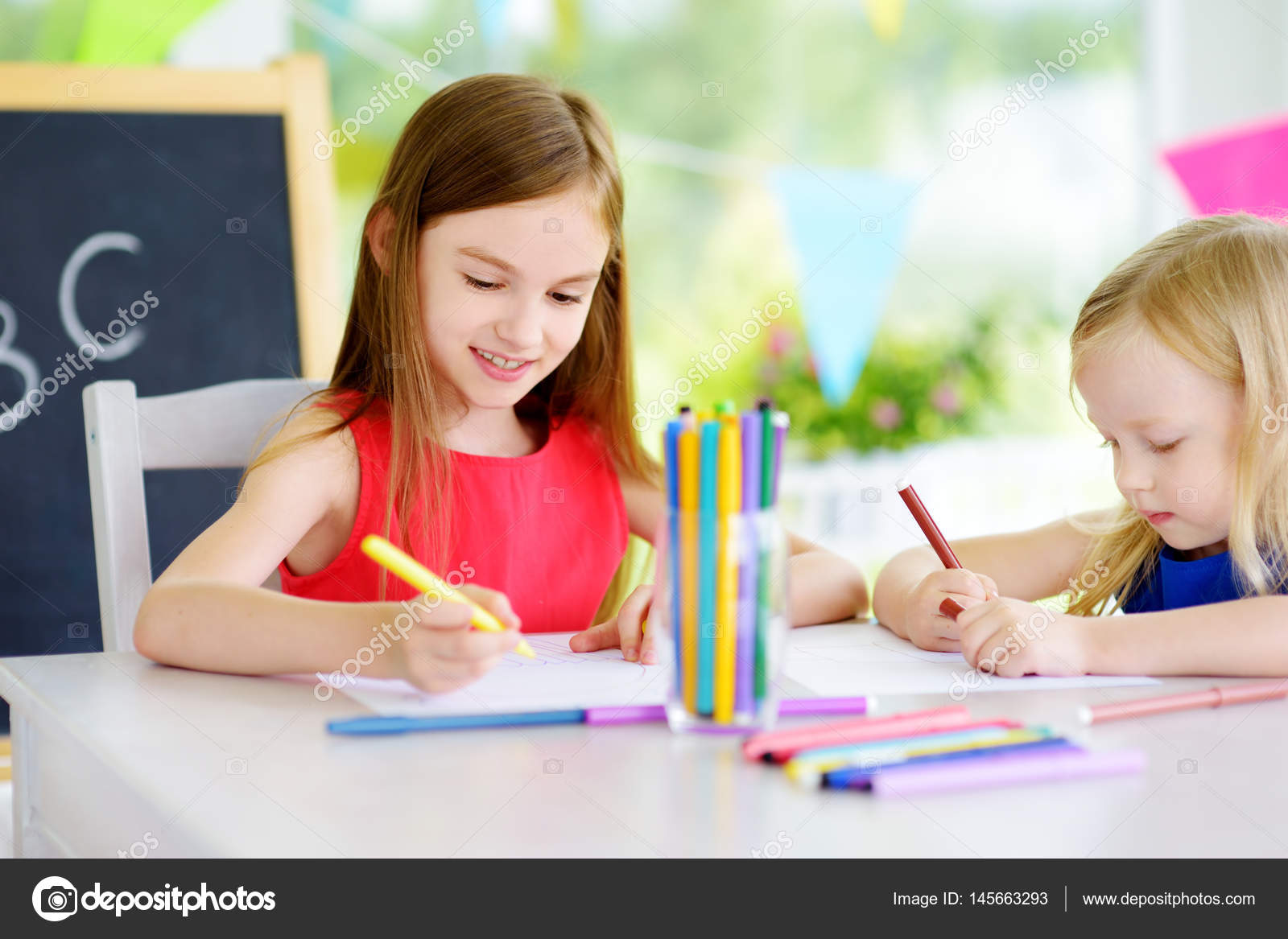 Due piccole sorelle sveglie disegno con matite colorate a un asilo nido Bambini creativi pittura insieme Ragazze che fanno i piti a casa — Foto di