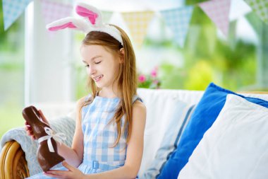 Tavşan kulakları giyen sevimli küçük kız 