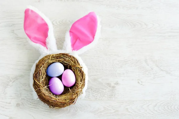 Un nido con tres huevos blancos de Pascua — Foto de Stock