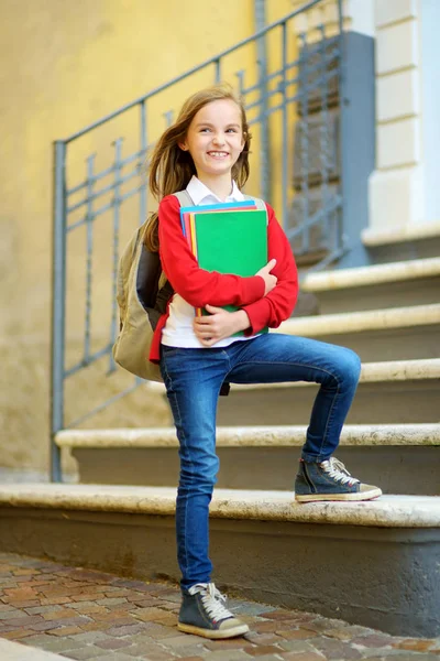 Schattige kleine schoolmeisje studeren buiten — Stockfoto